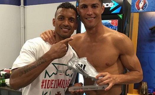 ĐẶC BIỆT: Cristiano Ronaldo tặng Chiếc giày Bạc EURO 2016 cho Nani